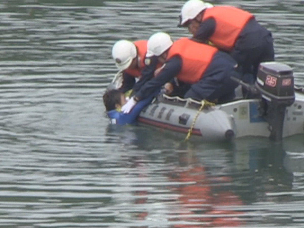 出水期やレジャーシーズンを前に、恵那市の木曽川で20日、遊覧船が浸水したという想...