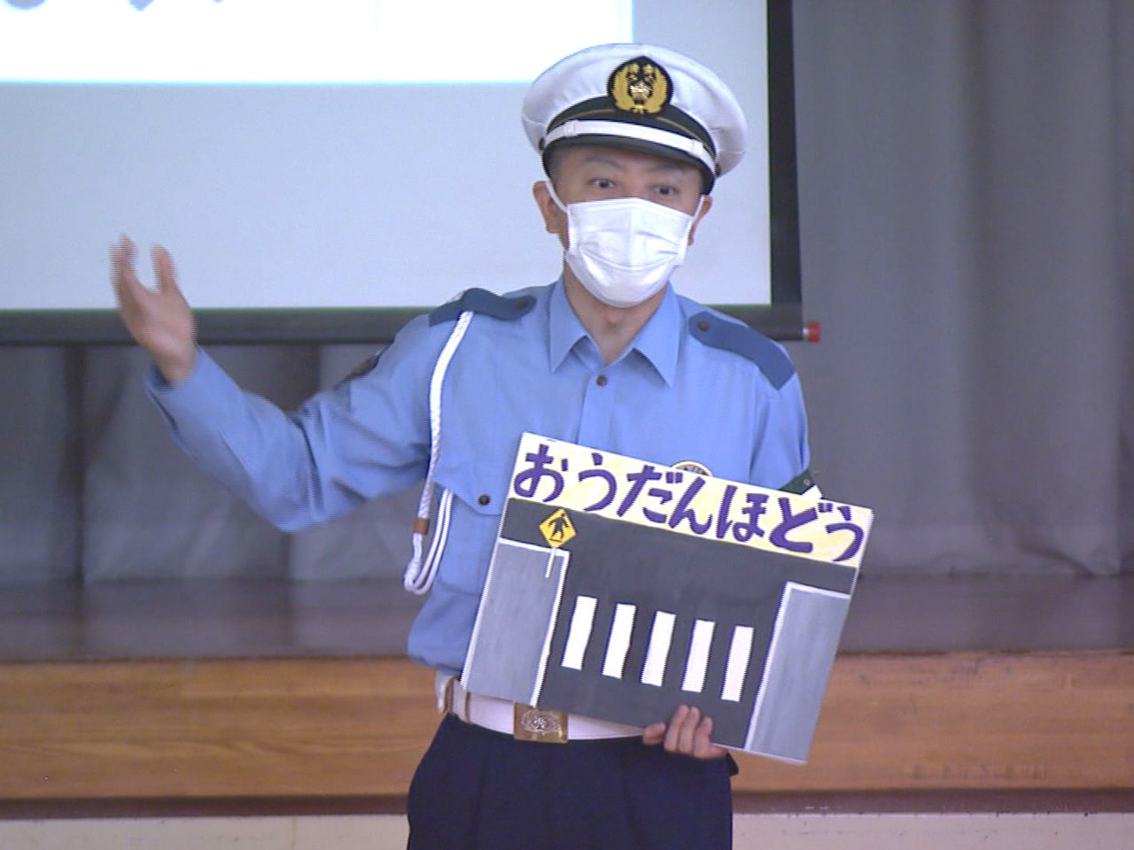 登下校時の交通ルールなどを学ぶ交通安全教室が24日、岐阜市の小学校で開かれました...
