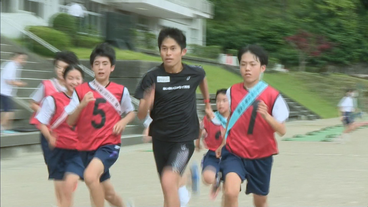 マラソンの世界大会で活躍するトップランナーを招いた講演会が27日下呂市の中学校で...