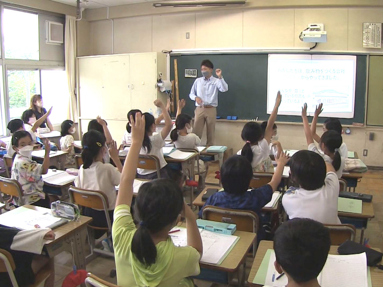 可児市の小学校で5日、飲料メーカーによる環境授業が行われ、子どもたちがペットボト...