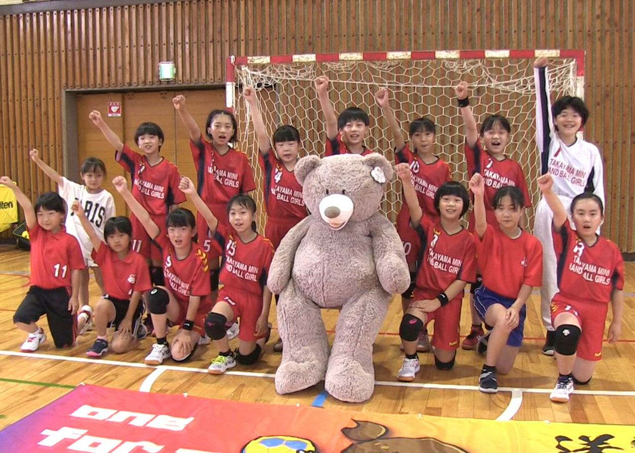 8月4日に開幕する全国小学生ハンドボール大会に向け、高山市の女子チームが練習に励...
