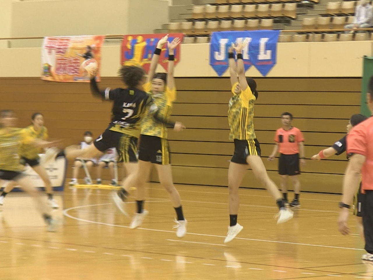 ハンドボールの日本リーグに参戦している女子の飛騨高山ブラックブルズ岐阜は、ホーム...