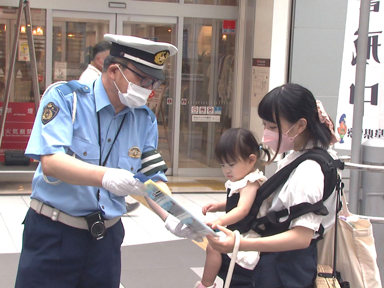 夏の交通安全県民運動に合わせて踏切内での列車と車による事故防止を呼び掛ける活動が...