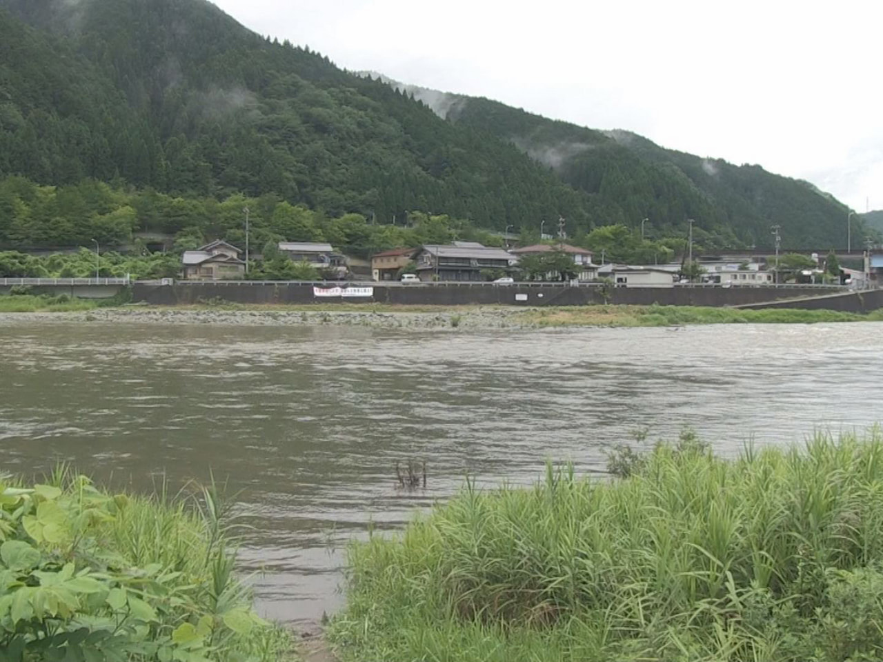 12日、岐阜県郡上市の長良川で川瀬に取り残された釣り人の男性がレスキュー隊に救助...
