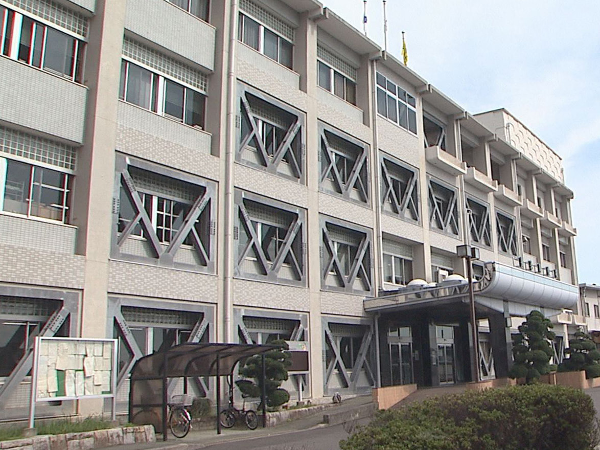 養老郡養老町が発注した工事の指名競争入札に関する情報を業者に漏らした罪に問われた...