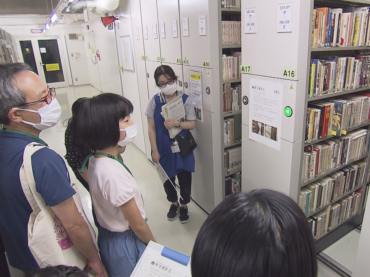 岐阜県図書館で18日、普段入ることができない裏側を親子で探検するイベントが開催さ...