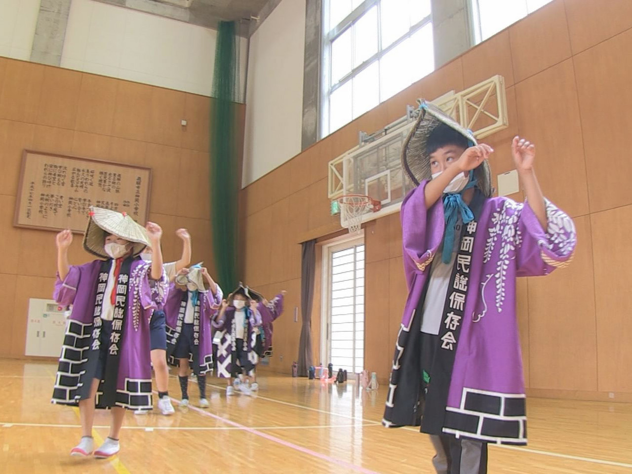 飛騨市神岡町の伝統文化「船津盆踊り」を学ぶ講習会が19日、地元の小学校で開かれま...