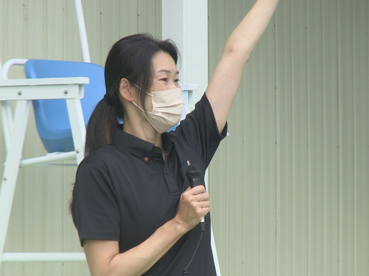 高山市の小学校でプールの改修が完成し20日、五輪金メダリストを招いたお披露目会が...