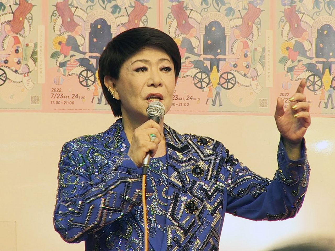 70年代をテーマにした「ぎふ柳ケ瀬夏まつり」2日目の24日、岐阜市で歌手美川憲一...