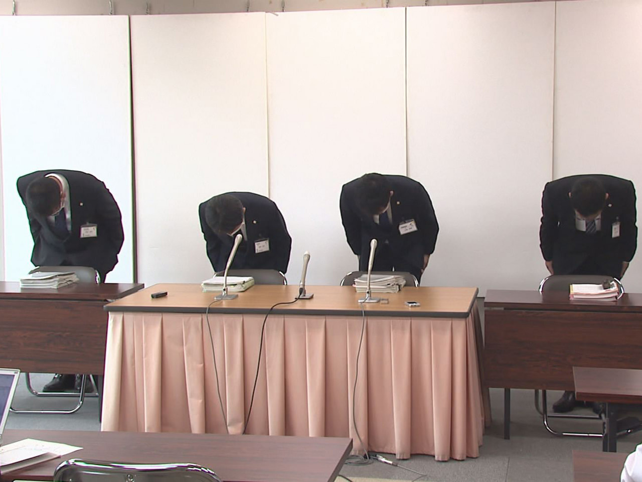 岐阜県教育委員会は26日、児童買春・ポルノ禁止法違反の疑いで逮捕された小学校男性...