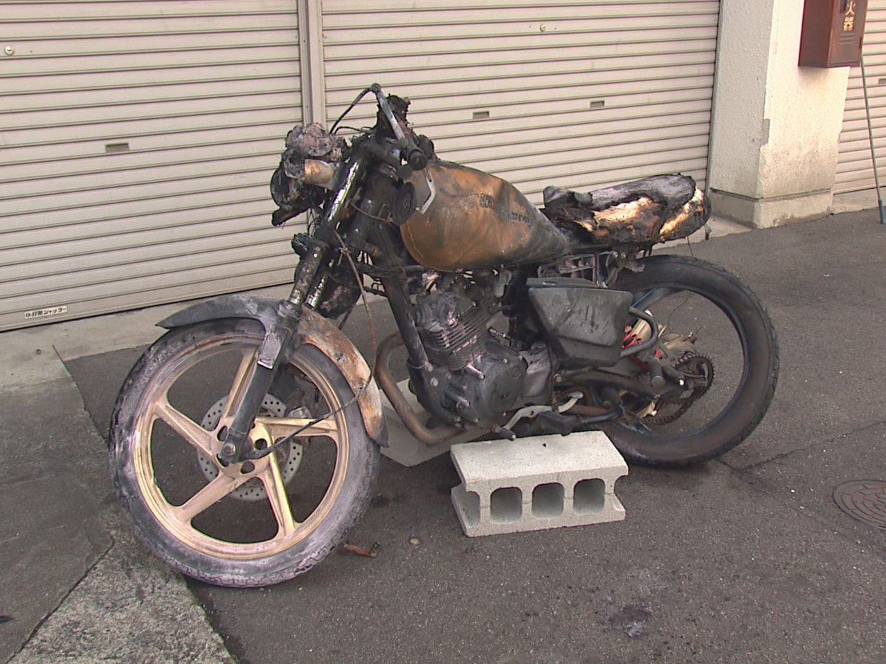 28日未明、各務原市で14歳の男子中学生2人が乗る無免許運転のオートバイが乗用車...