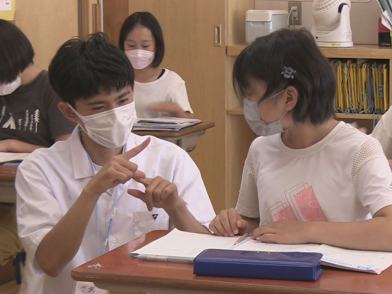 飛騨市の高校生が市内の小中学校を訪れ、夏休みの児童・生徒の学習をサポートしていま...