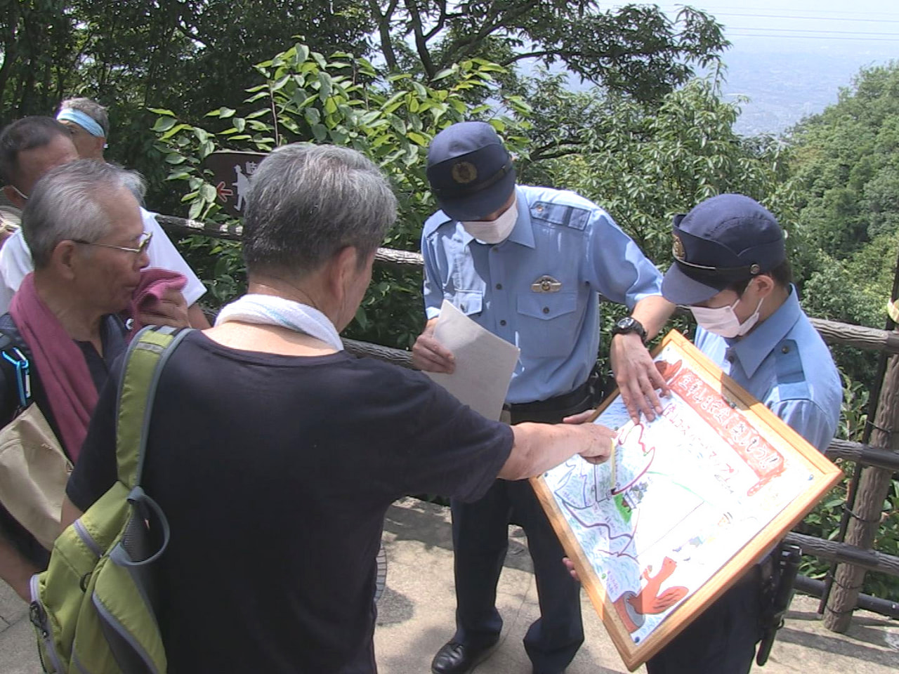 11日の山の日を前に山岳遭難事故の防止を呼び掛ける活動が9日、岐阜市の金華山で行...