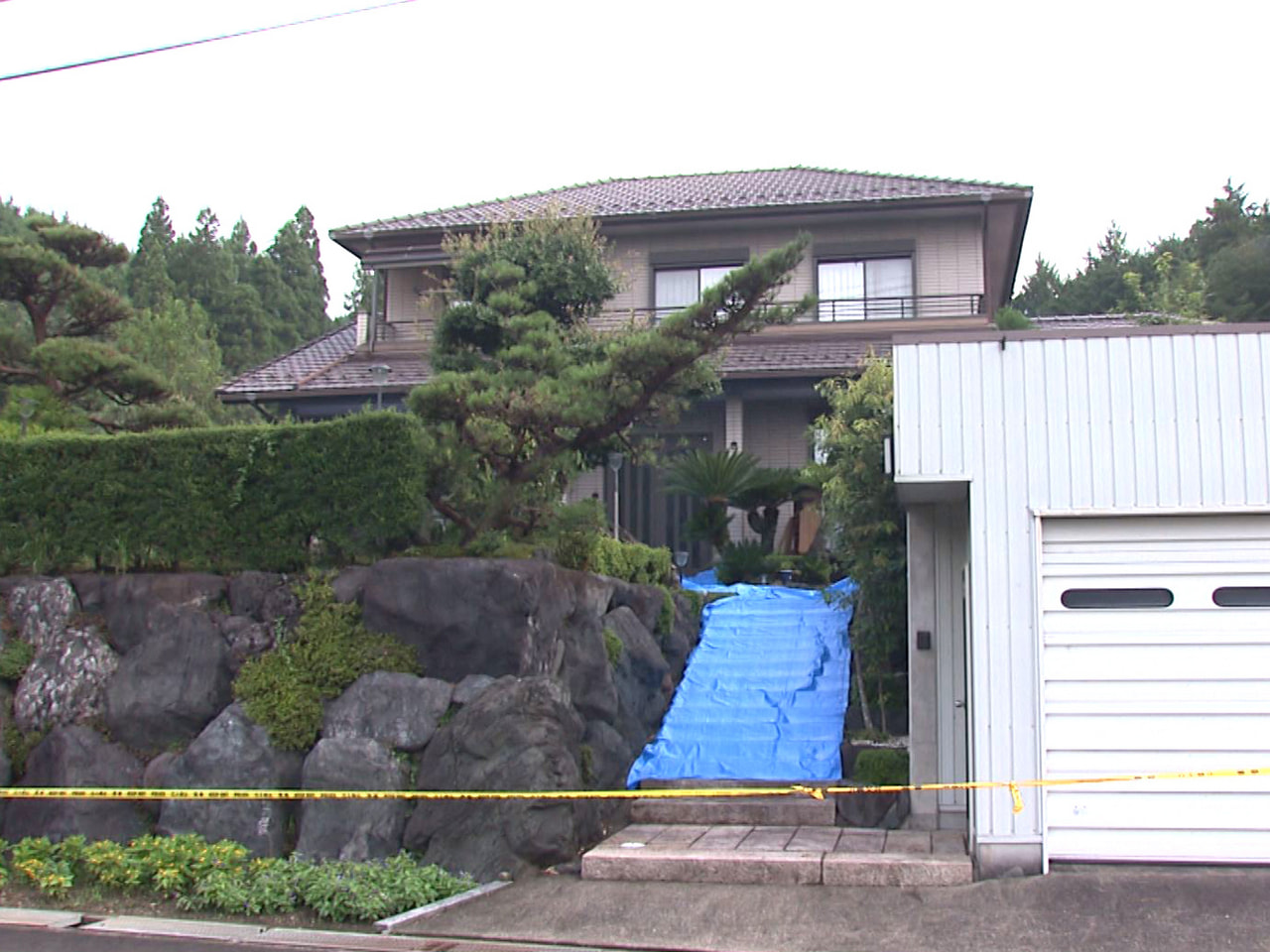 関市の住宅で9日、この家に住む70代夫婦の遺体が見つかり、警察は10日、同居する...
