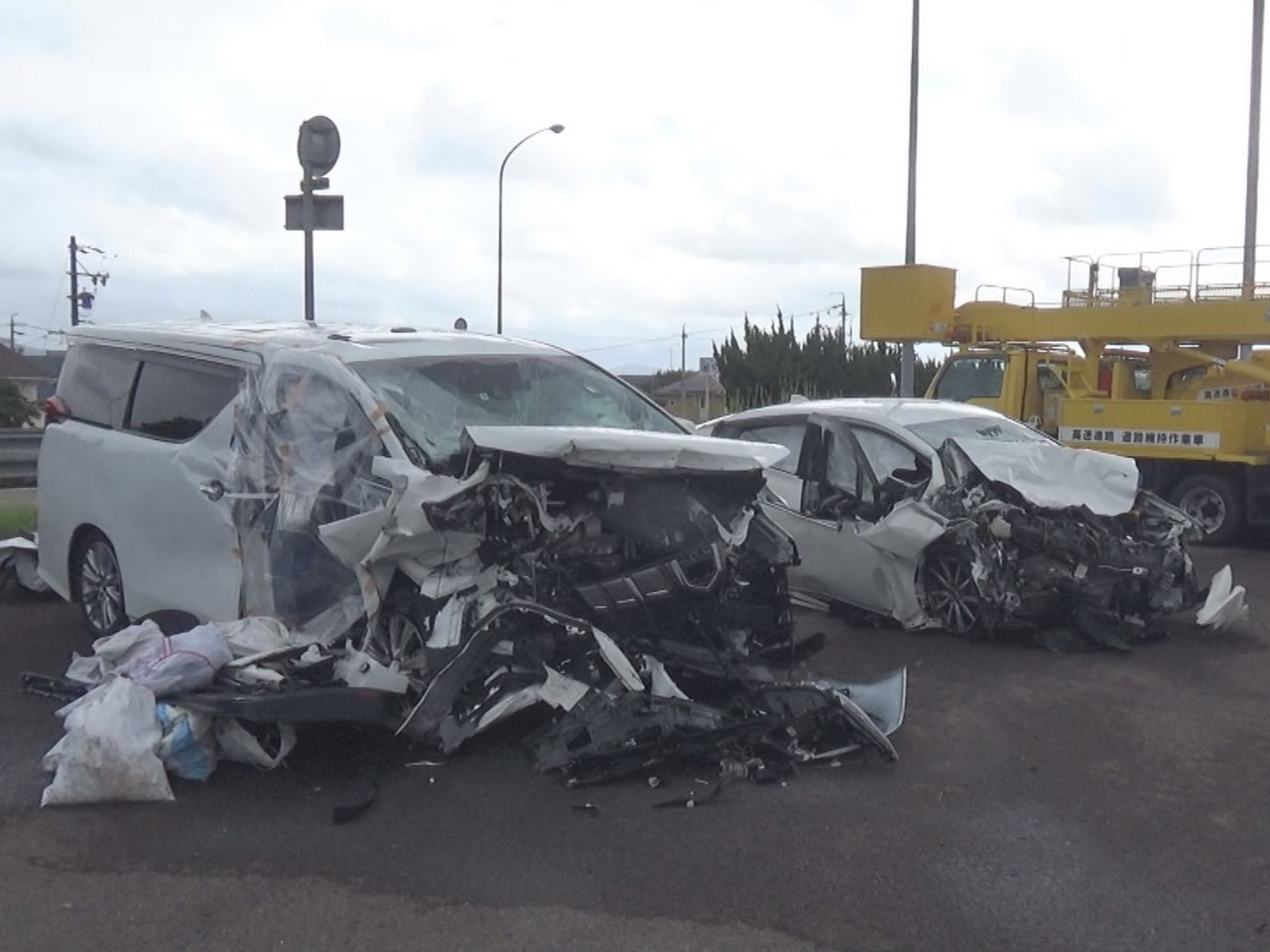 11日夕方、加茂郡富加町の東海環状自動車道で、乗用車同士が衝突する事故があり、2...