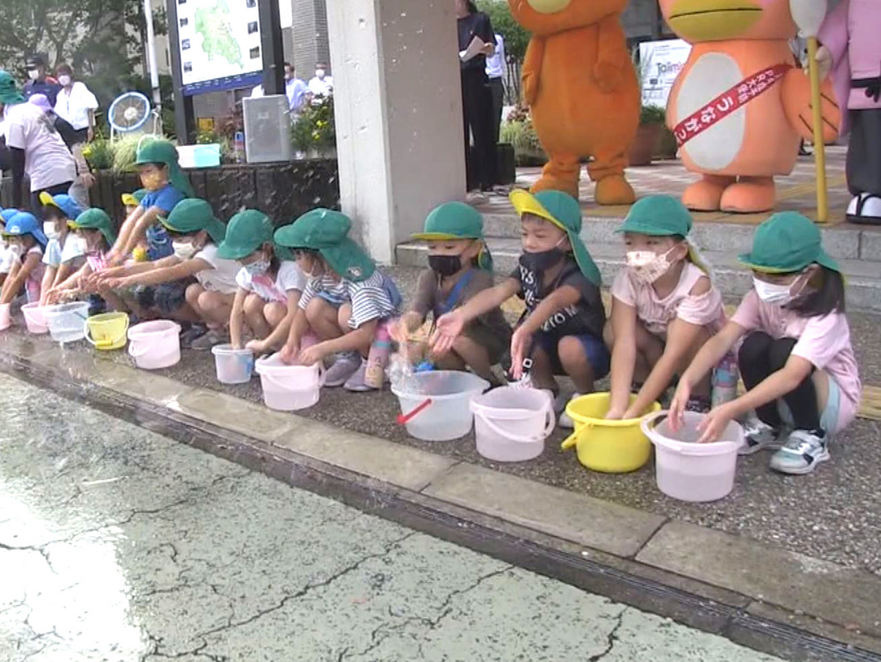 16日の県内は厳しい暑さとなりましたが、多治見市では「打ち水大作戦」が行われ、参...