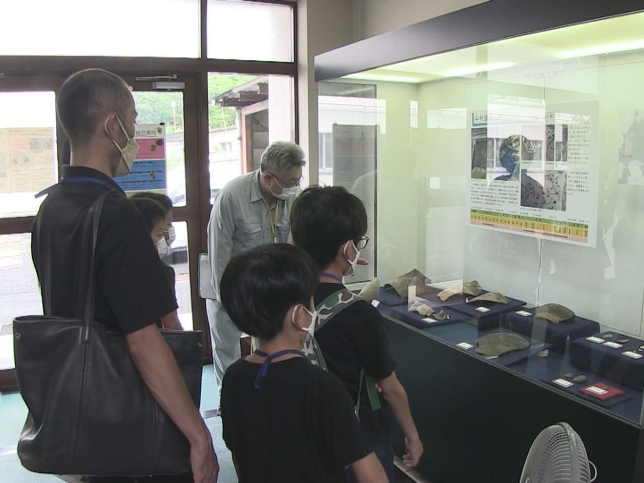 県内の遺跡から出土した土器を親子で見て触れる体験がきょう、岐阜市の県文化財保護セ...
