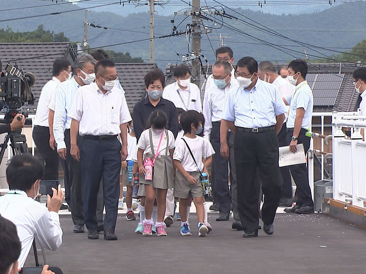 2021年5月の大雨の影響で橋脚が傾き、通行止めが続く各務原市の川島大橋の歩行者...