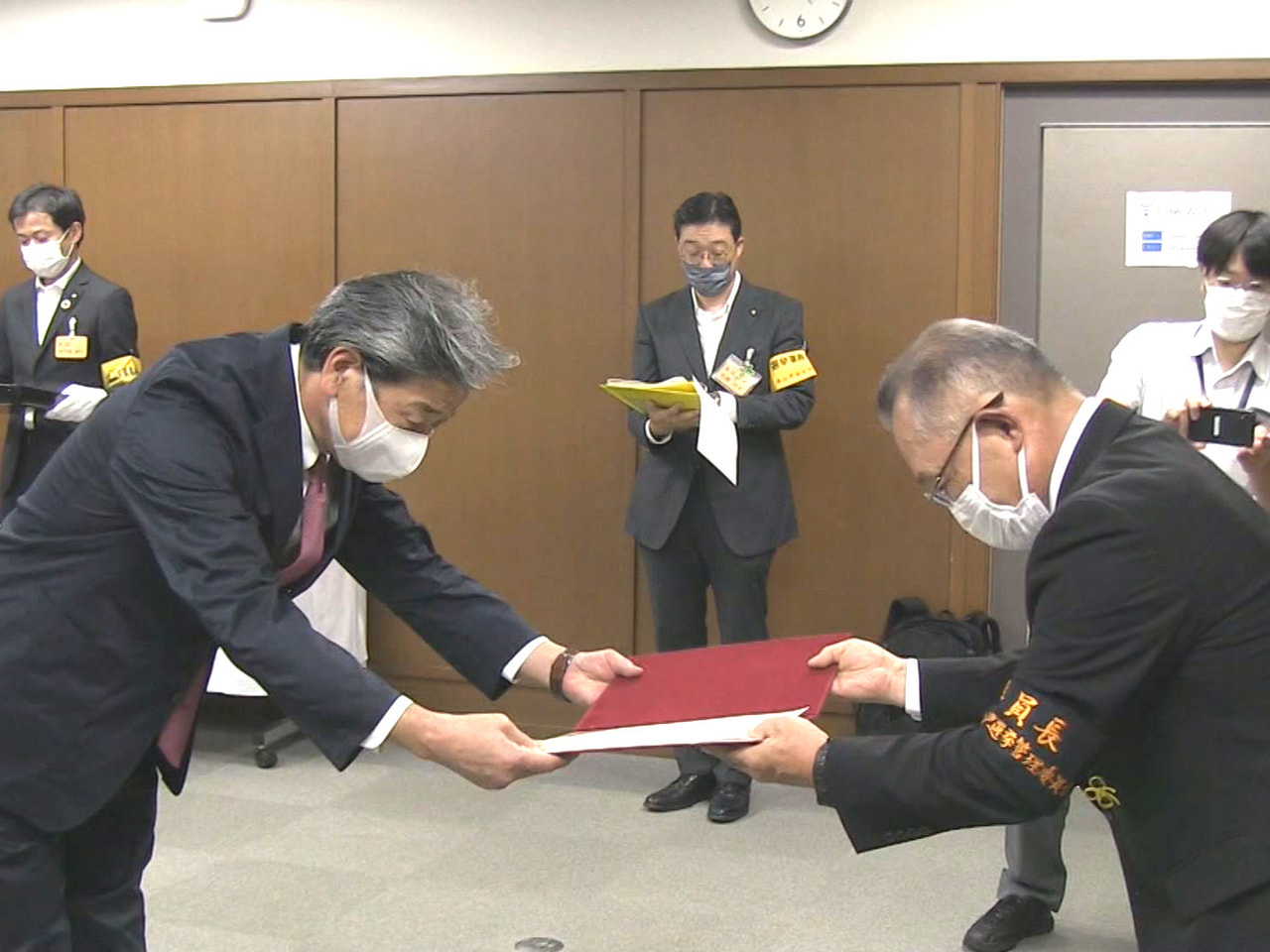 28日投開票された任期満了に伴う高山市長選挙で初当選した田中明さん(61)歳に2...