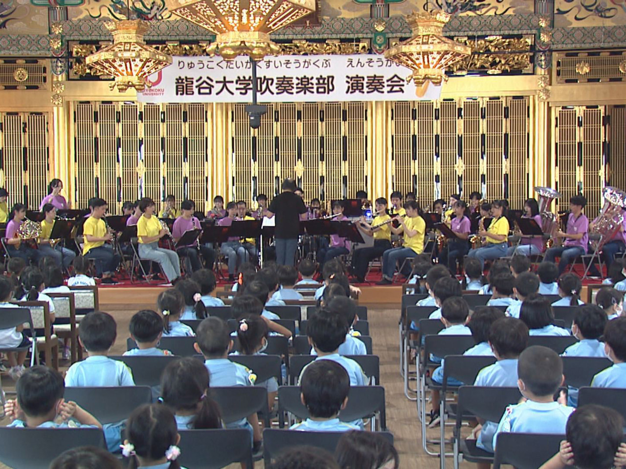 岐阜市のお寺で7日、大学生が幼稚園児に吹奏楽の迫力ある演奏を披露しました。 岐阜...
