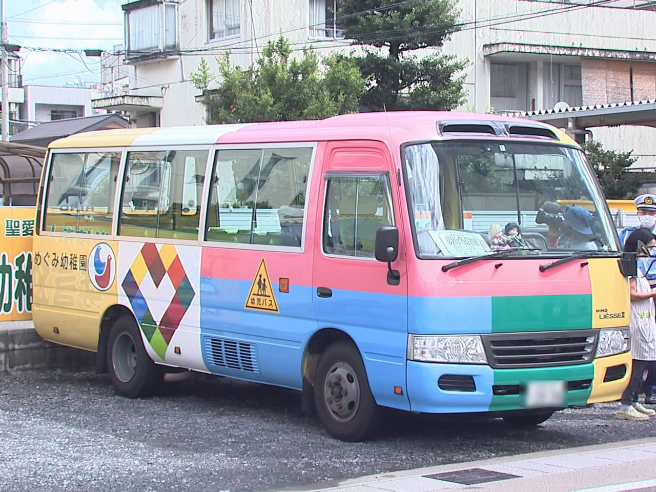 9月5日、静岡県の認定こども園で通園バス内に女の子が取り残され亡くなった事件を受...