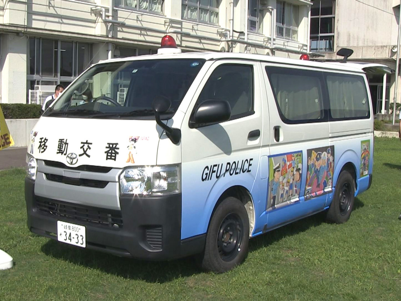 岐阜県警の「こどもけいさつ絵画コンクール」で特選に選ばれた作品をラッピングした車...