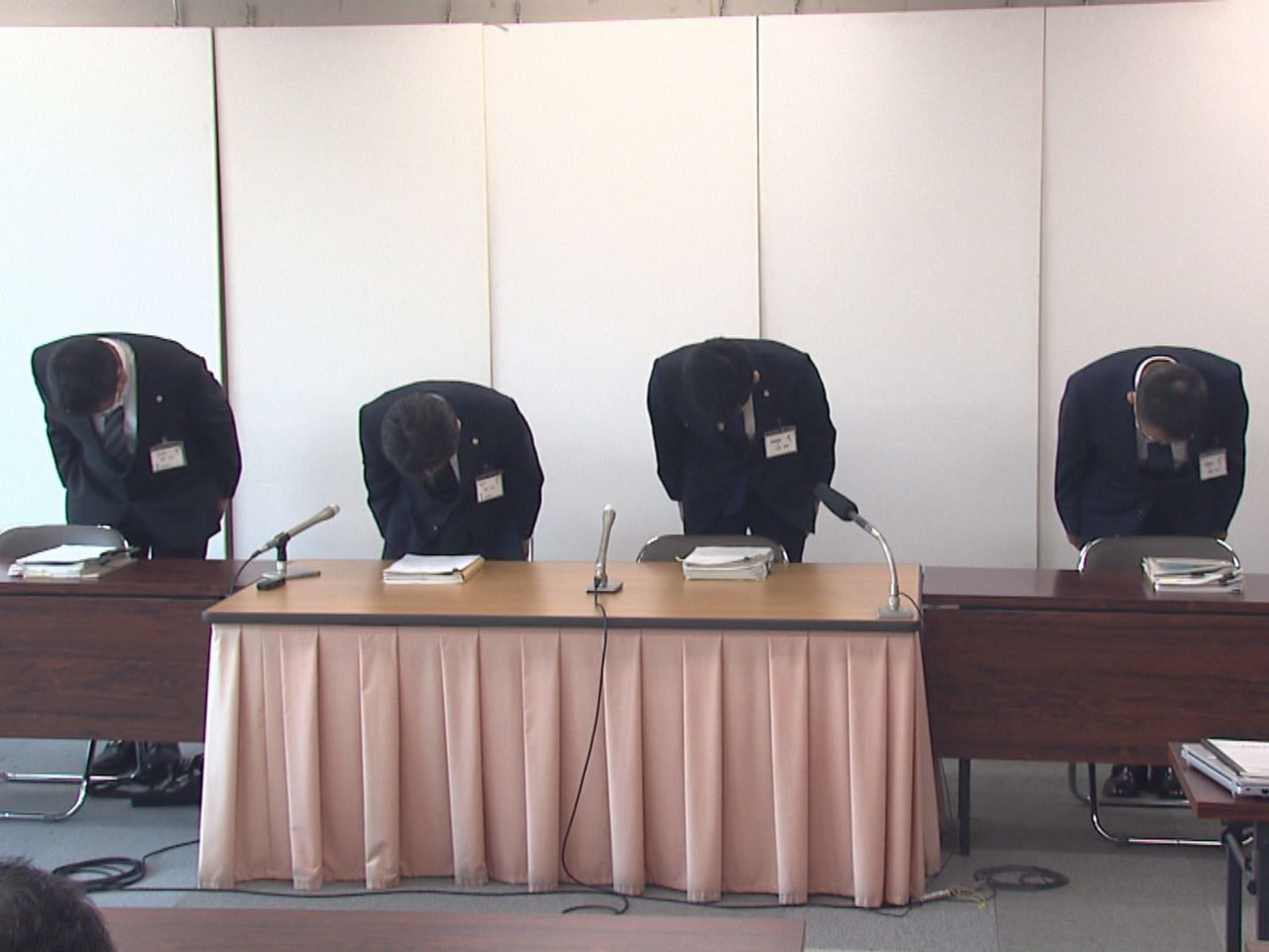 岐阜県教育委員会は13日、生徒の胸ぐらをつかむ体罰を行った教職員2人を減給などの...