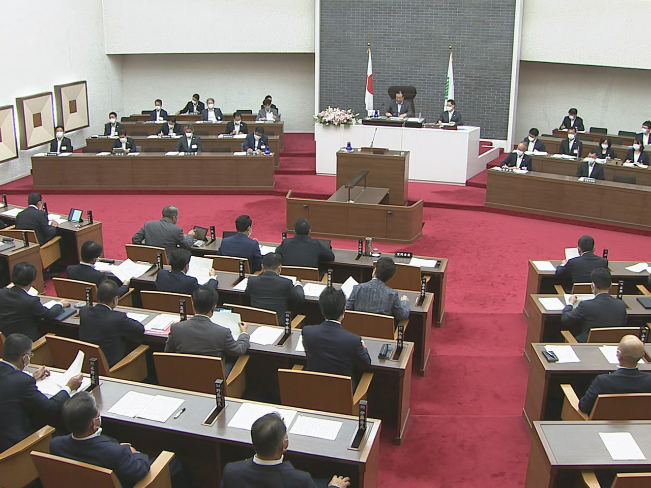 県議会定例会は28日、本会議を再開し、物価の高騰を受けた生活者支援などにあてる約...