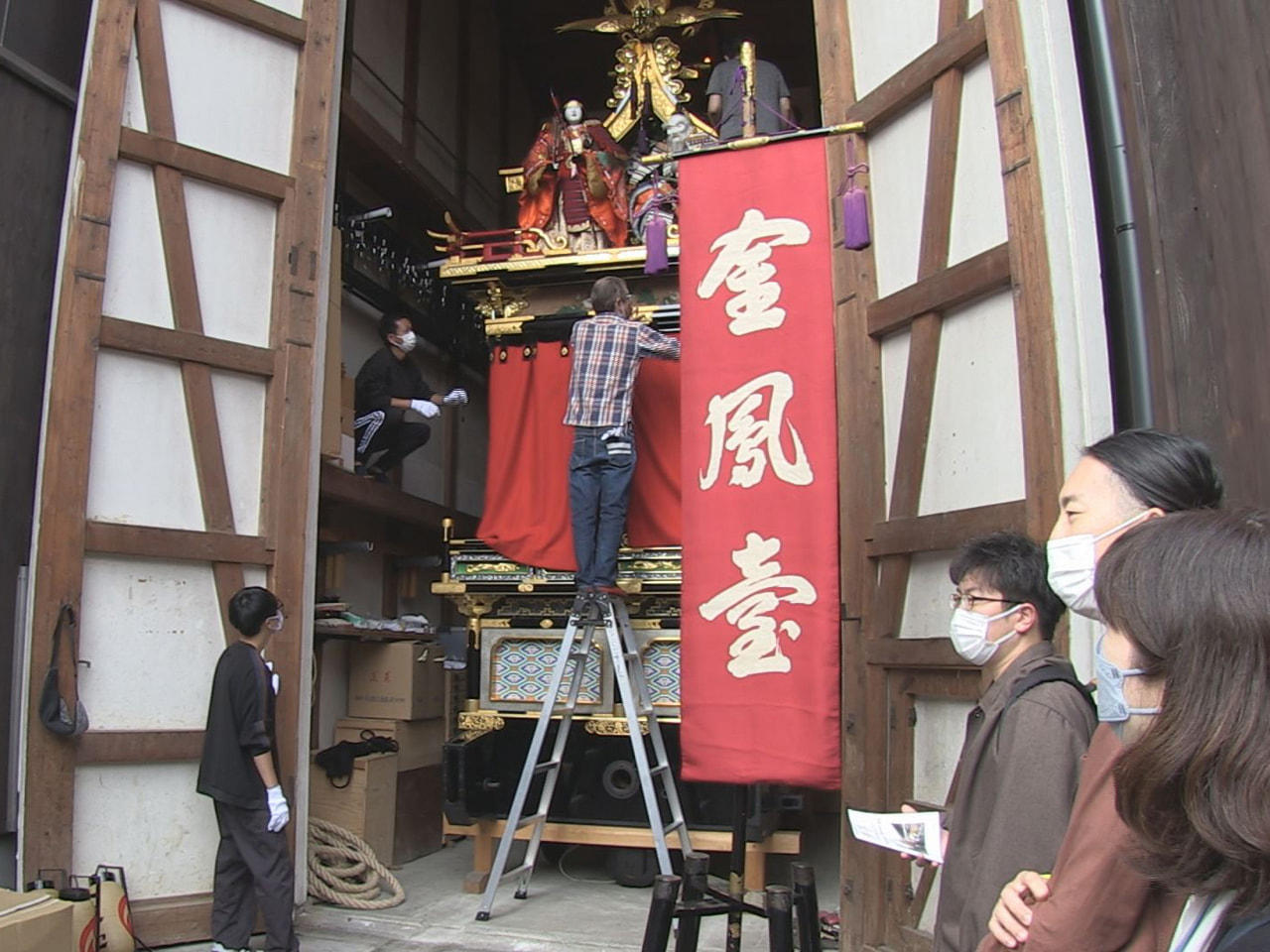 高山市への移住者でつくる交流サークル『ツラッテ』のメンバーが秋の高山祭の準備を見...