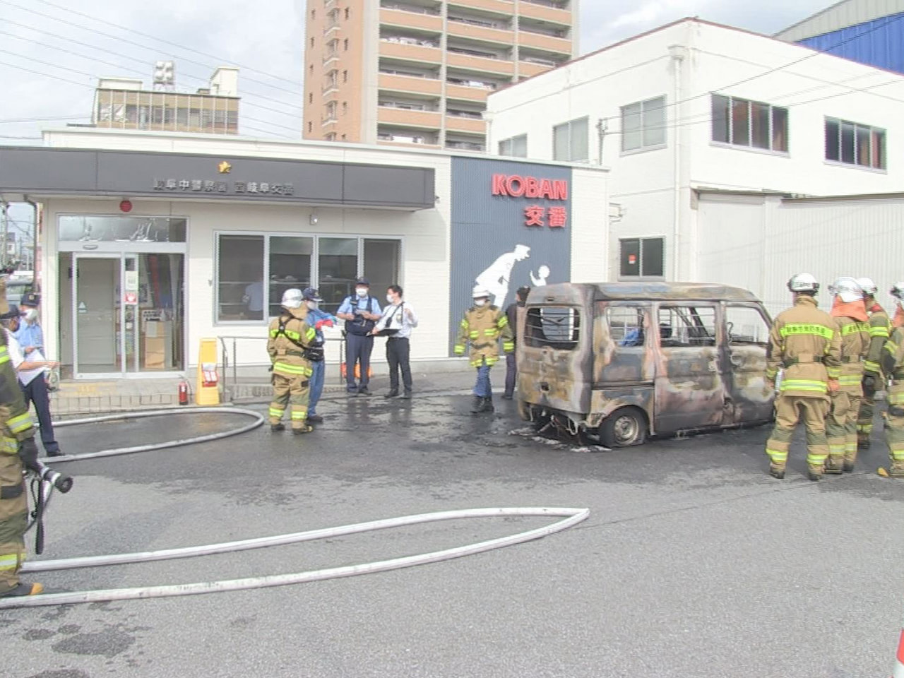 4日午後、岐阜市の交番の駐車場で軽ワゴン車が炎上し、一時騒然としました。けが人は...