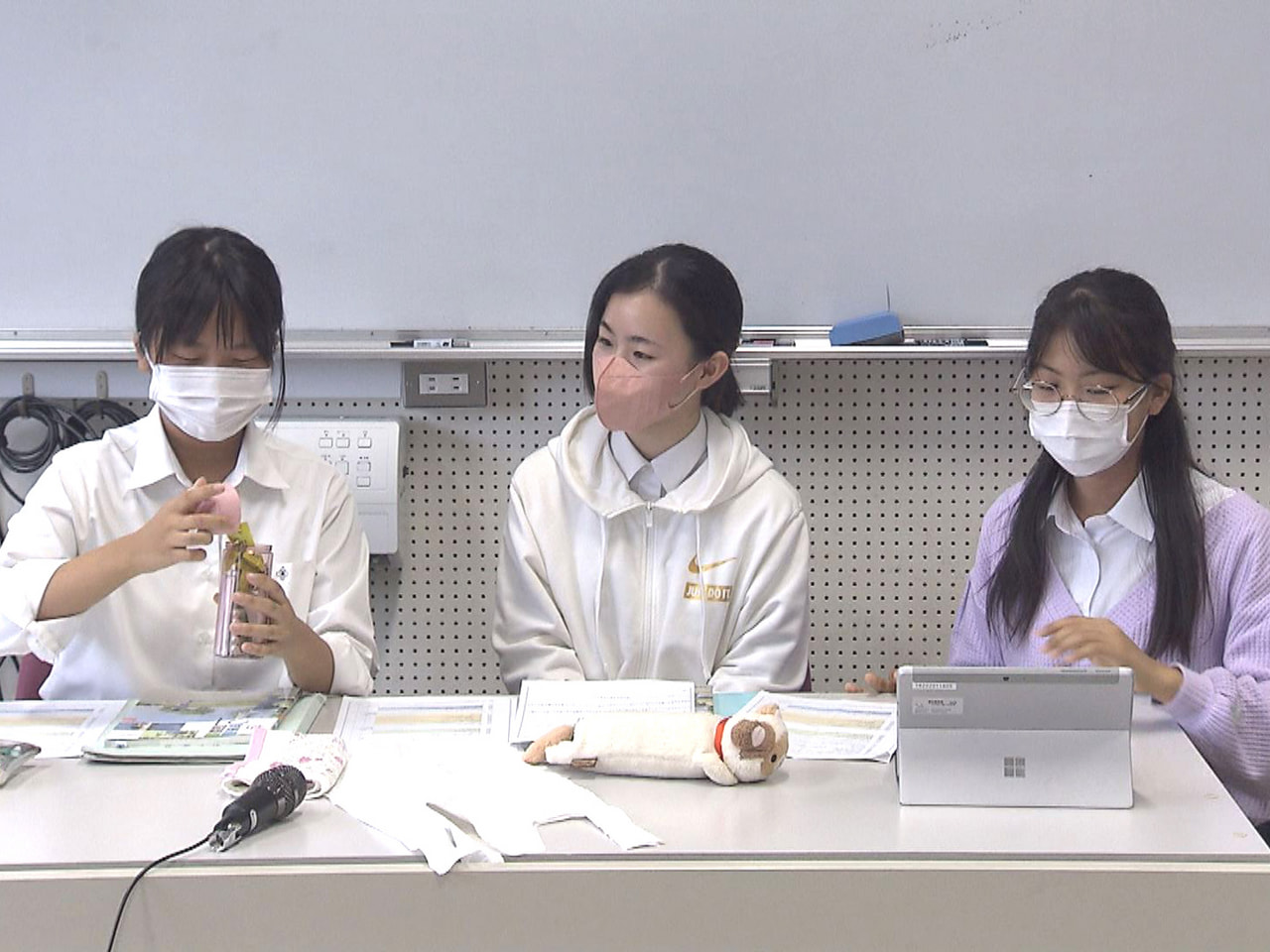 防災リーダーの生徒が、高校生に災害現場で役立つけがの応急処置法などを伝える訓練が...