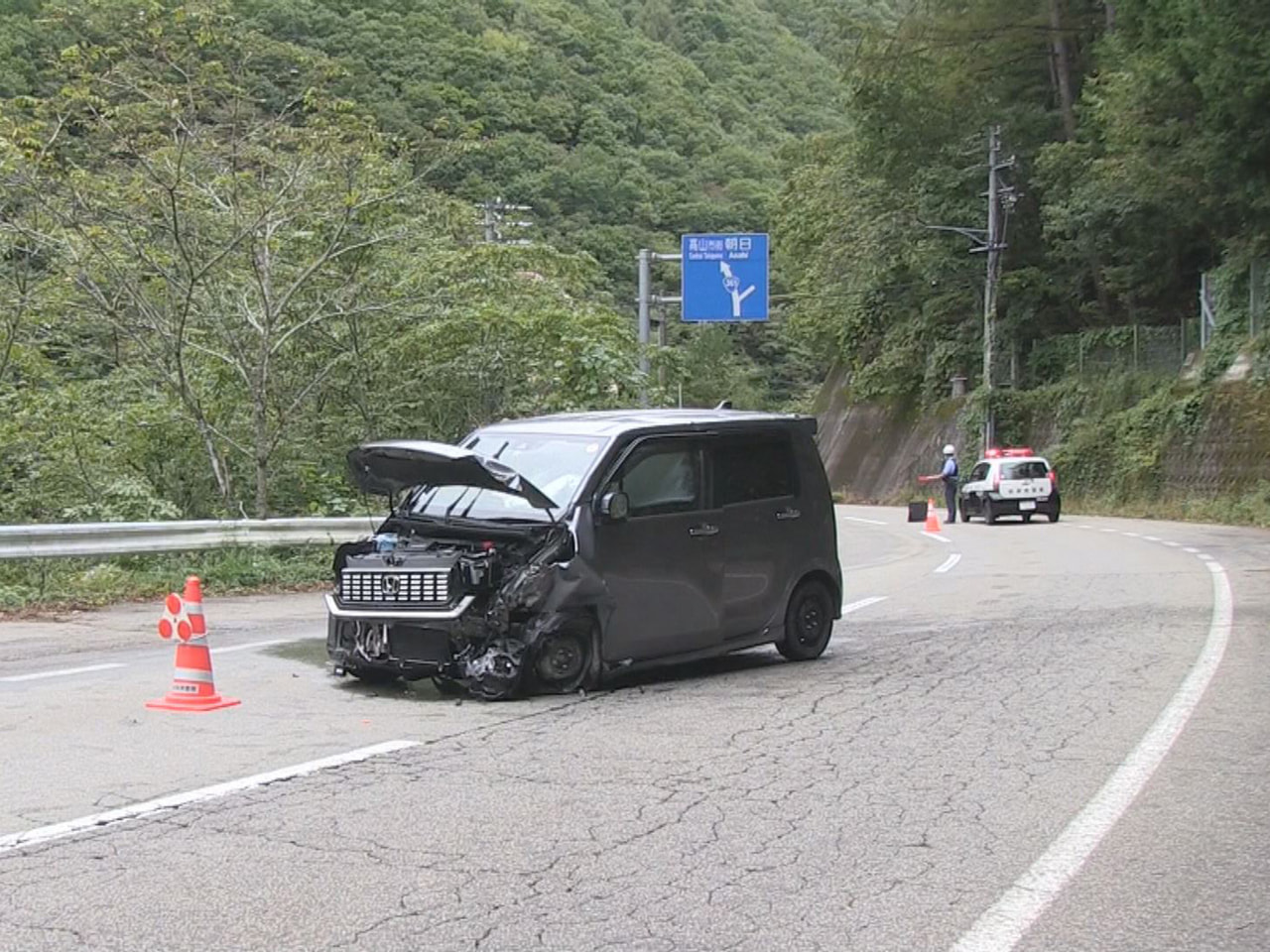 5日午前、高山市で軽乗用車が山ののり面を覆うコンクリート壁に衝突し、運転していた...
