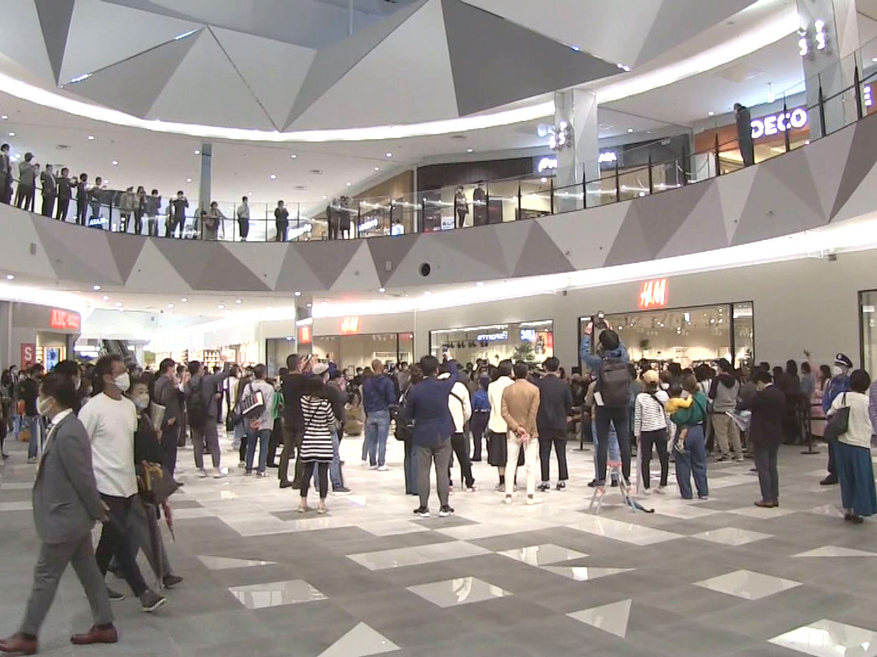 東海地区最大級の大型商業施設「イオンモール土岐」が7日、土岐市にオープンし、初日...