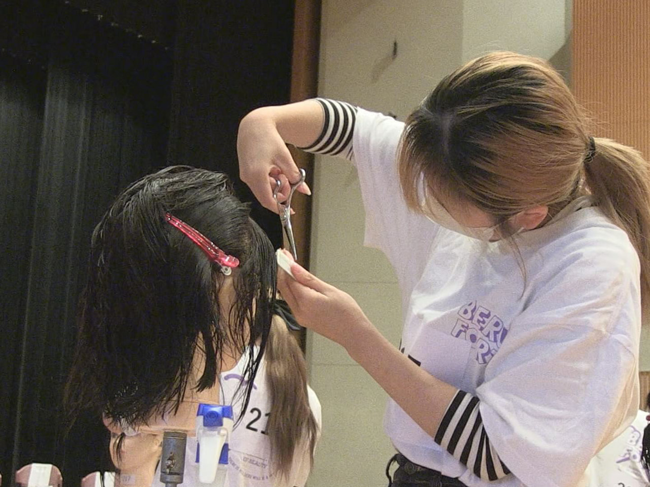 パーマやカットの技術を競うコンテストが１７日、岐阜市で行われ、美容学生が日ごろの...