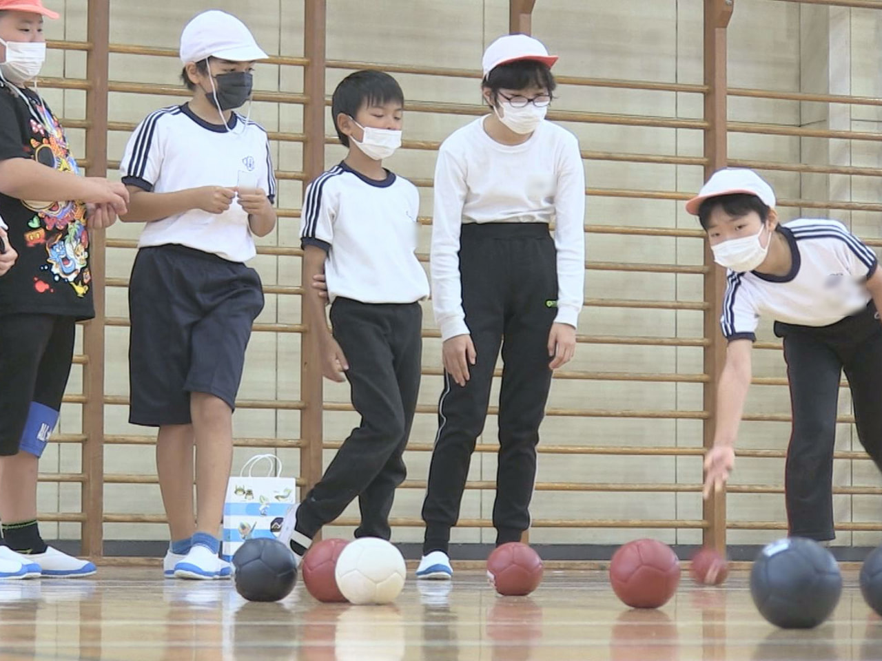 東京パラリンピック正式種目の一つ、「ボッチャ」を岐阜市の小学生が体験し、障害者ス...