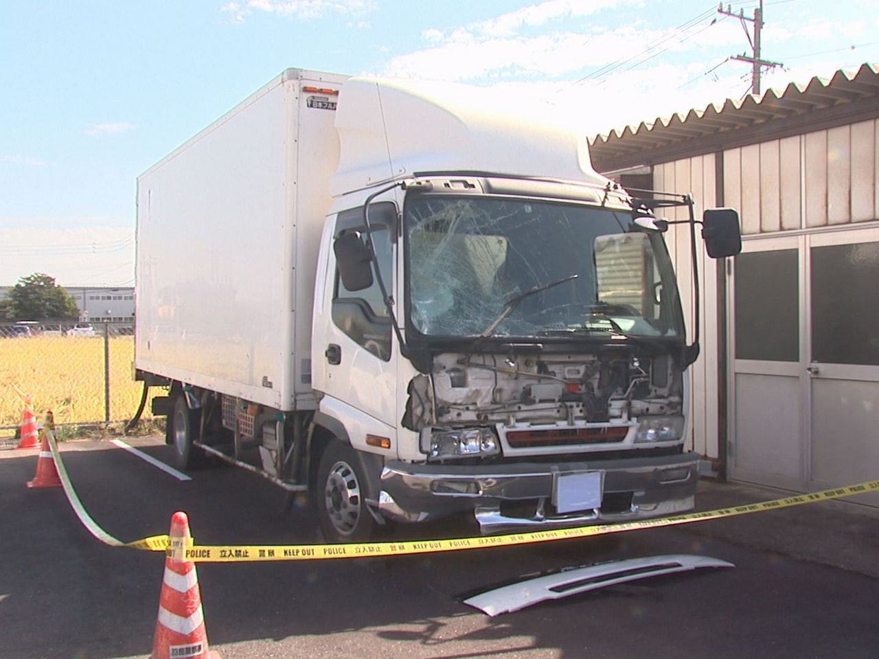 17日深夜、羽島郡岐南町の国道で、工事現場にトラックが突っ込む事故があり、交通誘...