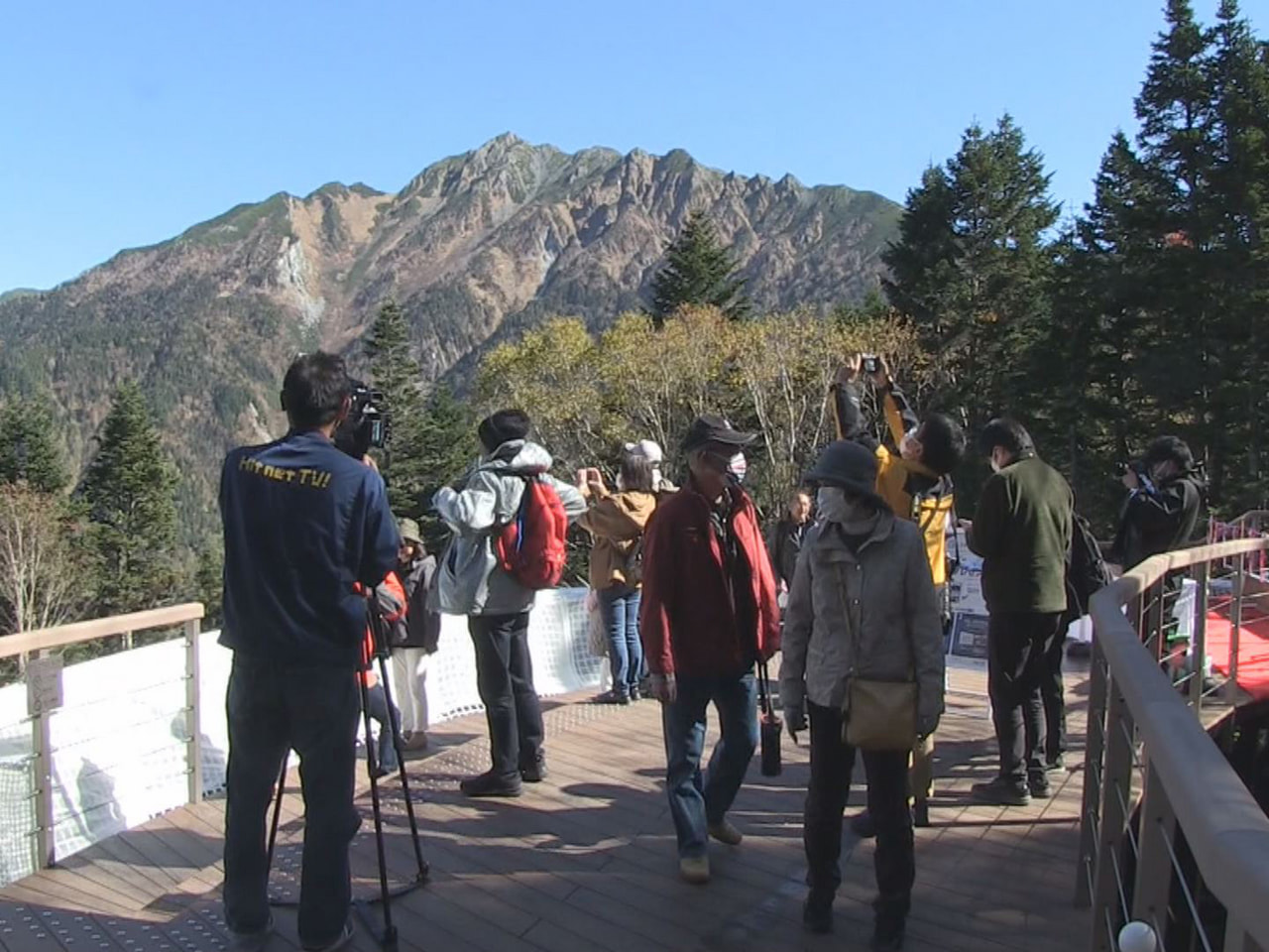 高山市の「新穂高(しんほたか)ロープウェイ」山頂駅周辺のエリアが19日、リニュー...