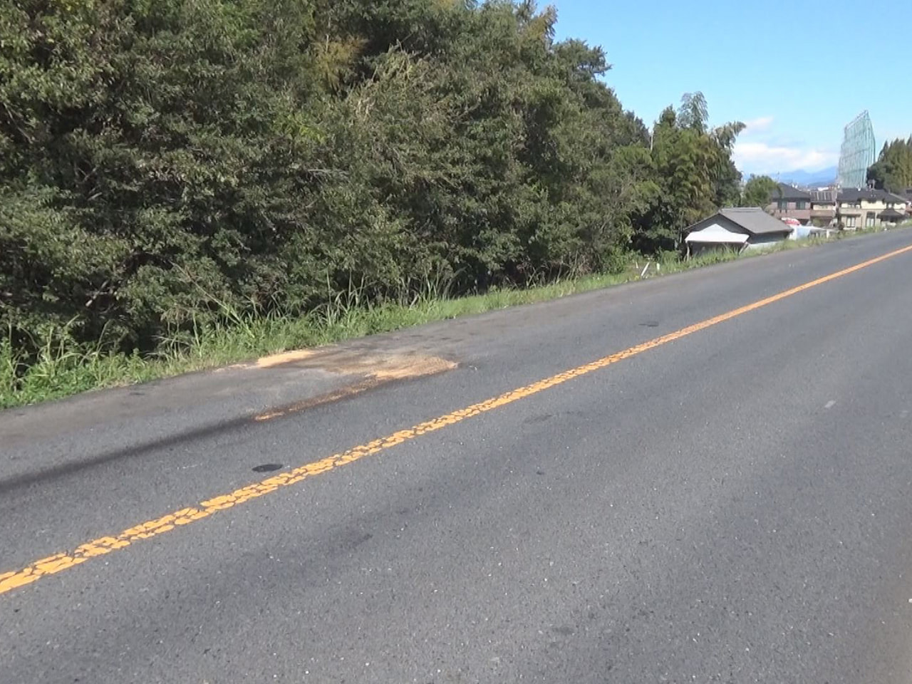 24日午前、岐阜県羽島市の堤防道路で、軽乗用車と原付バイクが出合い頭に衝突し、原...