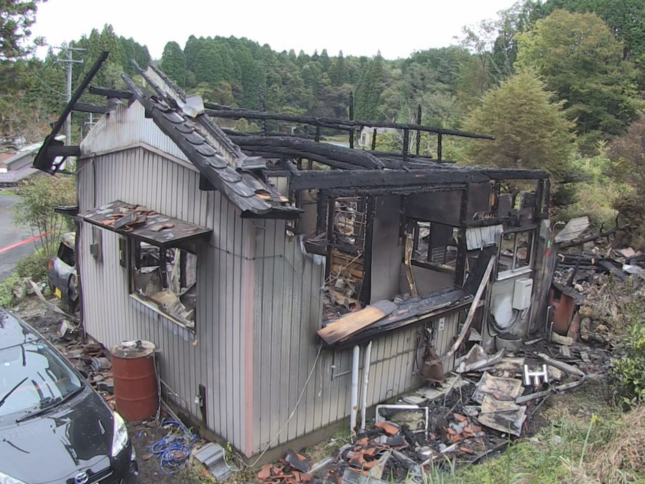 ２４日深夜、岐阜県瑞浪市で住宅１棟を全焼する火事があり、１人が軽いやけどを負いま...