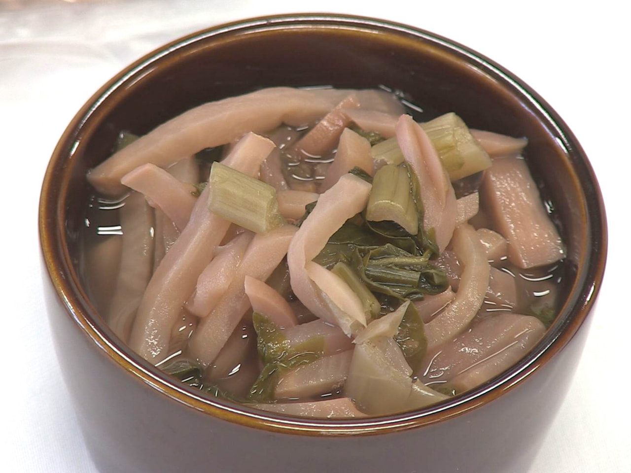 岐阜県飛騨地域の冬の保存食で塩を使わない赤カブの漬物「酸菜(すな)」について、県...