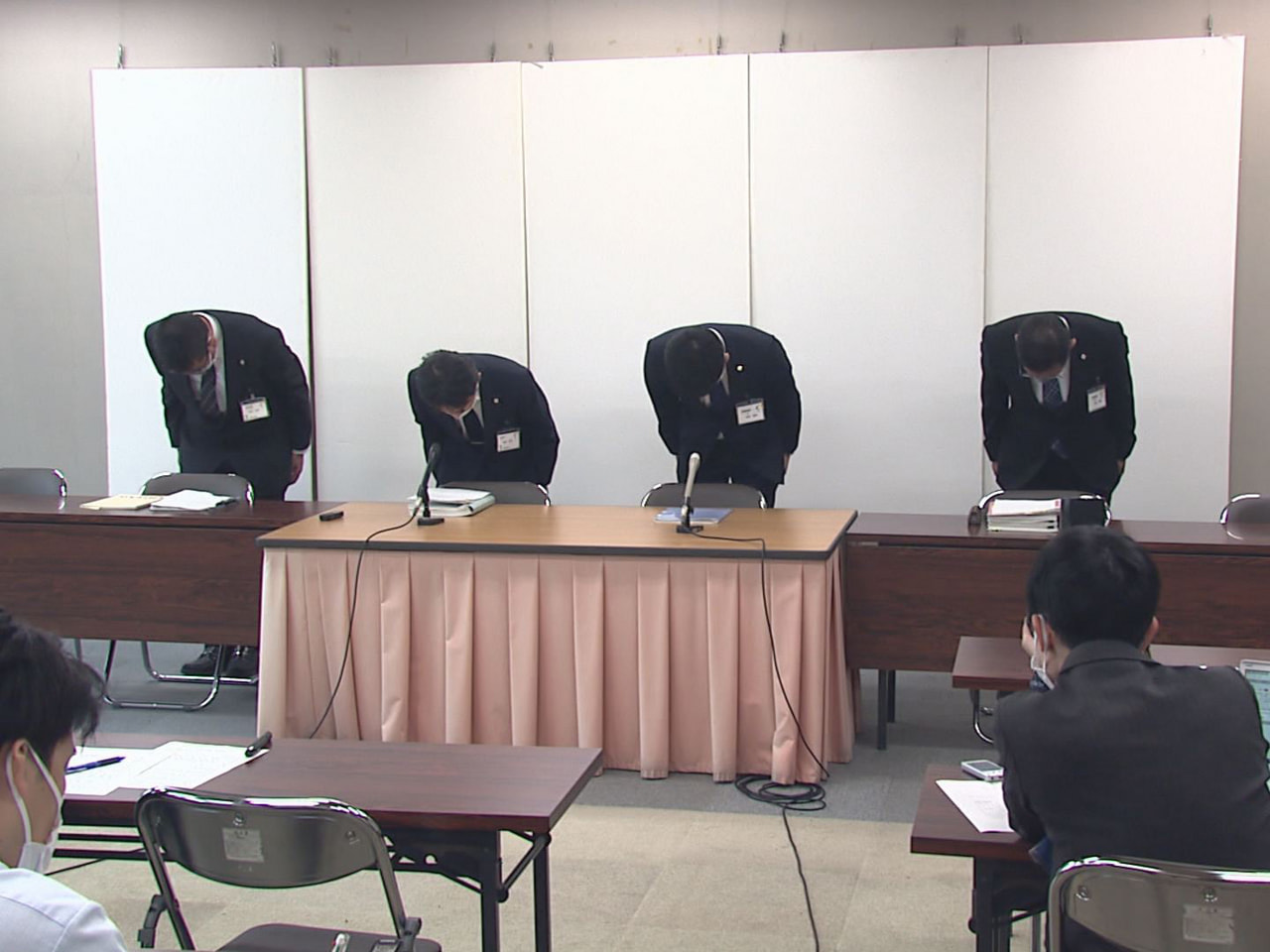岐阜県教育委員会は１４日、瑞穂市内の中学校で電子てんびんなどの備品を盗むなどして...