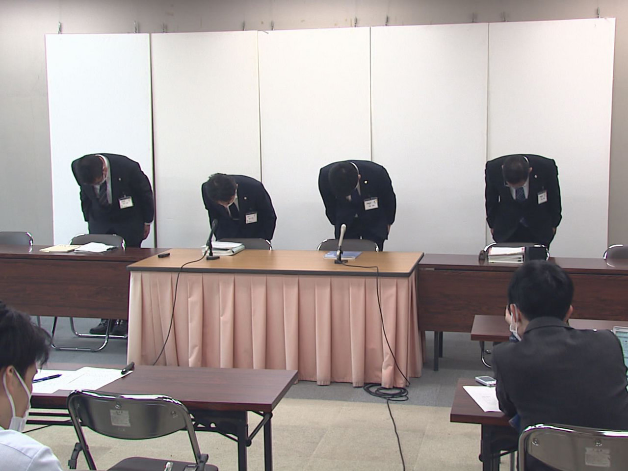 岐阜県教育委員会は14日、瑞穂市内の中学校で電子てんびんなどの備品を盗むなどして...