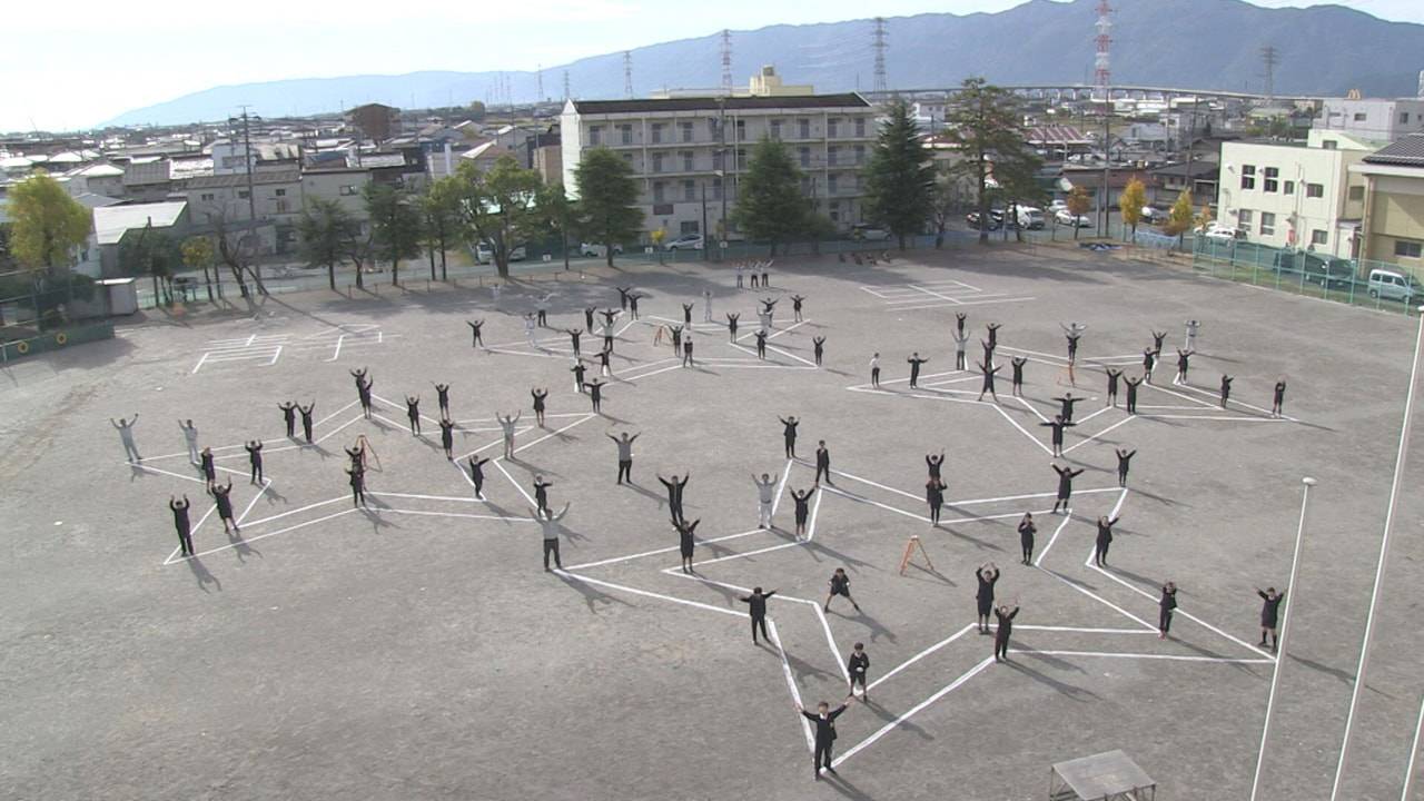 岐阜県大垣市の小学校で、児童が校庭で巨大な地上絵の制作に挑戦しました。 地上絵の...