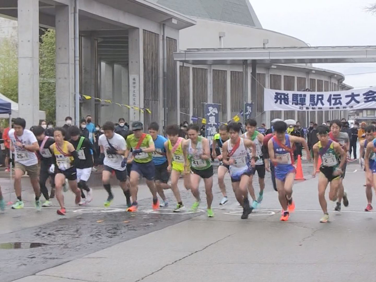 晩秋の飛騨路でたすきをつなぐ伝統の「飛騨駅伝競走大会」が20日、岐阜県飛騨市の周...