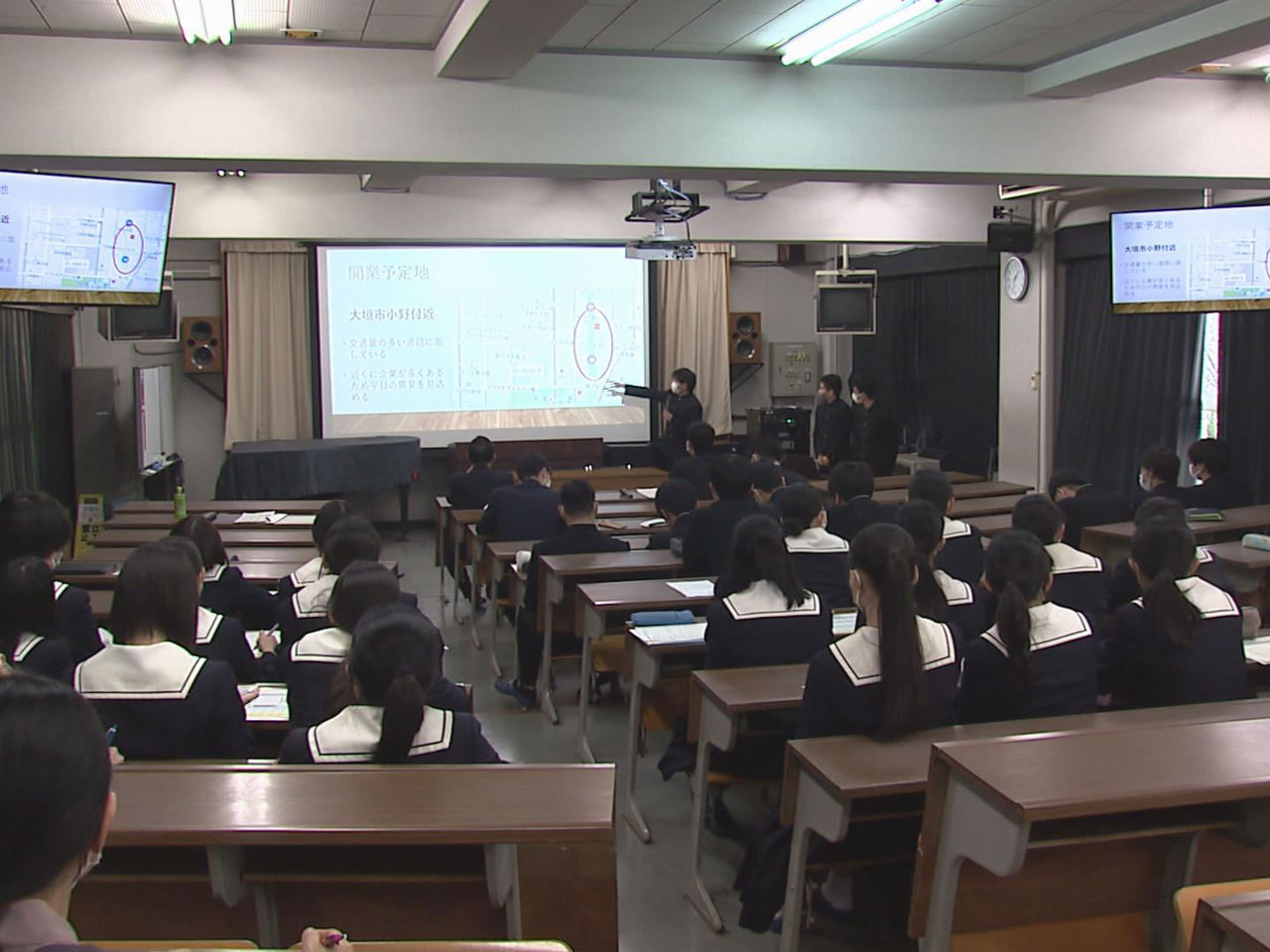 飲食店の創業をテーマにした講座が３０日、岐阜県大垣市の高校で開かれ、生徒が実践的...