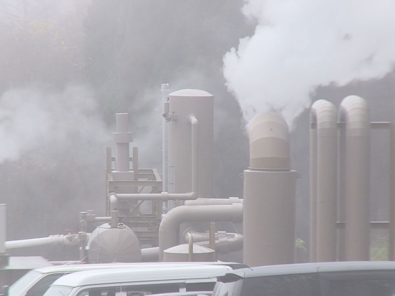 高山市の奥飛騨温泉郷に、北アルプス焼岳の地熱を活用した発電所が完成し、30日、現...