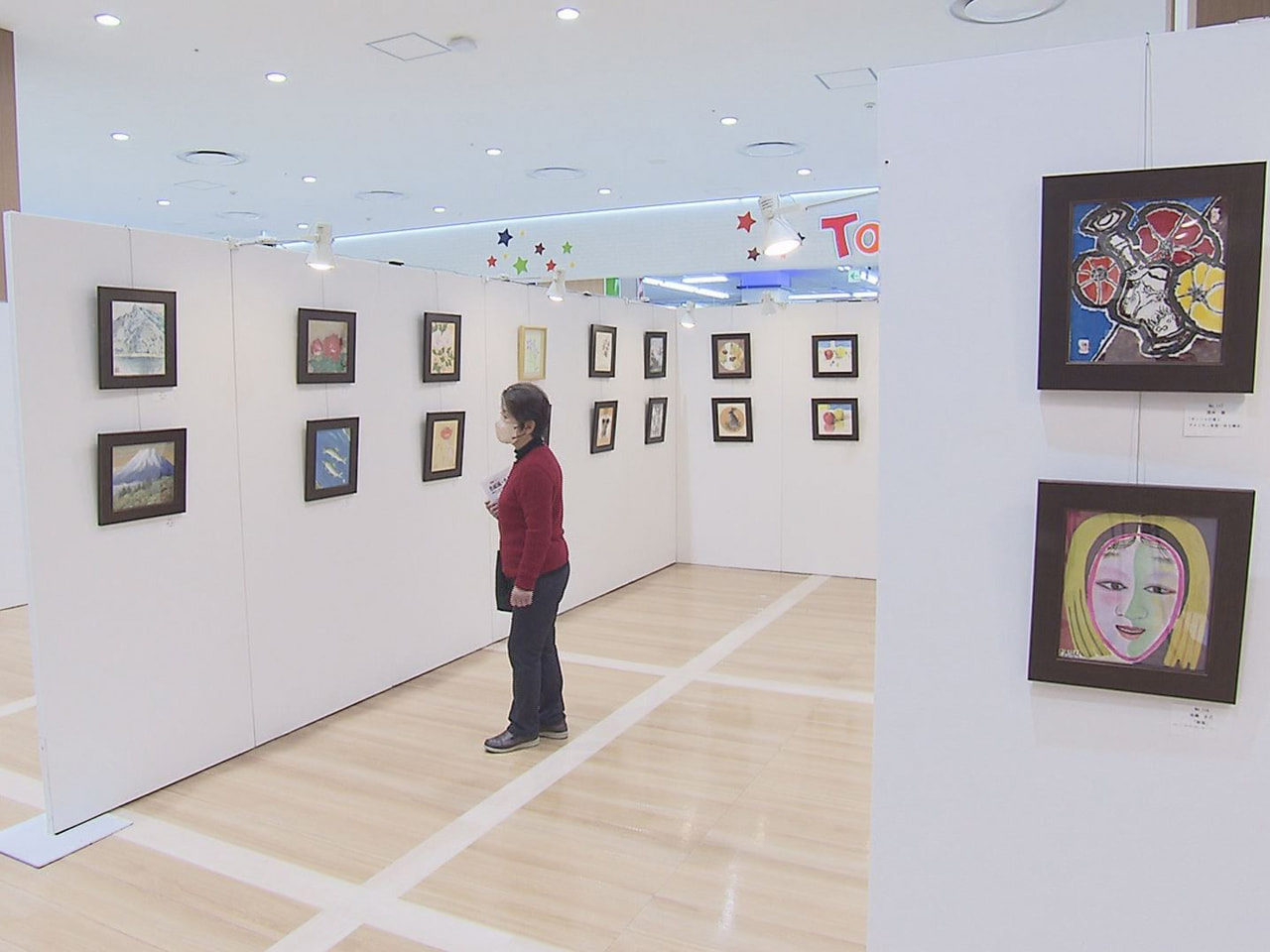 岐阜県ゆかりの作家らが善意で寄せた絵画や書、それに陶芸や工芸品を展示、販売する「...