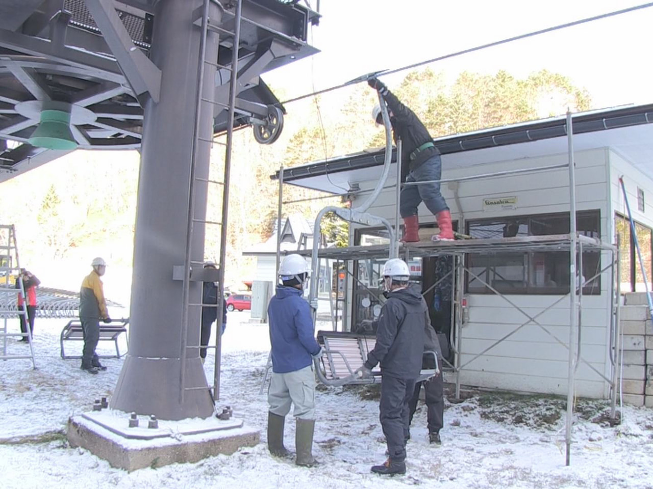 スキーシーズンを前に岐阜県高山市のスキー場で２日、リフトに座席を取り付ける作業が...