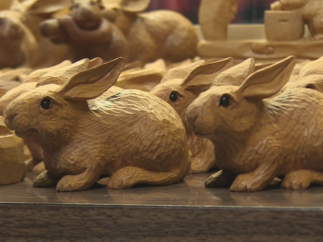 飛騨の伝統工芸品「一位一刀彫(いちいいっとうぼり)」による来年のえと「ウサギ」の...