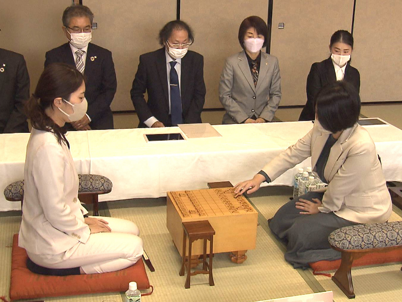 将棋の第12期リコー杯女流王座5番勝負の第2局が6日、岐阜市で行われ、里見香奈女...
